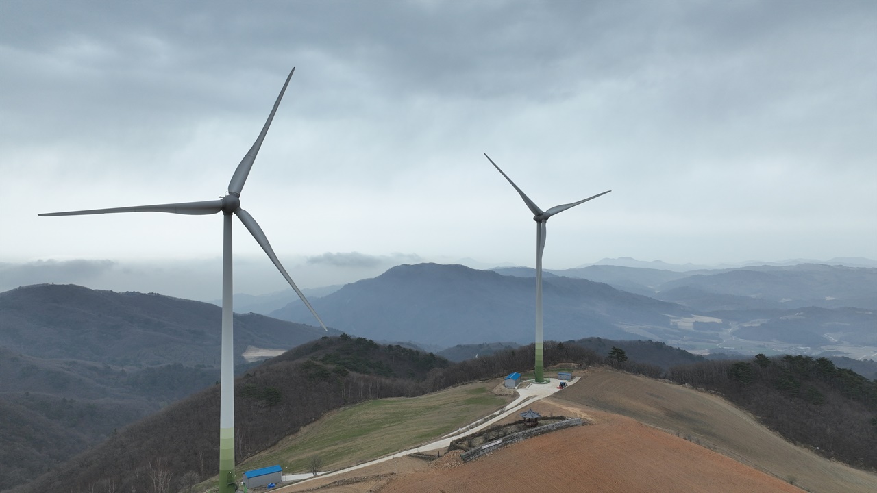 풍력발전을 위한 풍차와 밭이 어우러져 있다(2023.4.150드론촬영