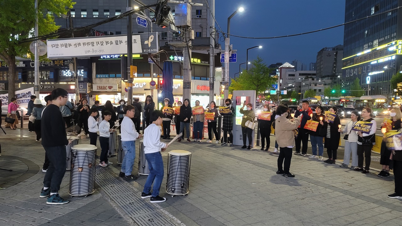서울 금천구 주민들이 4월14일 추모문화제를 열고 있다