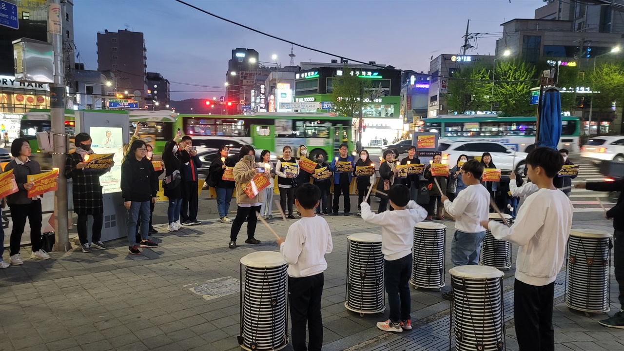 서울 금천구 주민들이 4월14일 추모문화제를 열고 있다