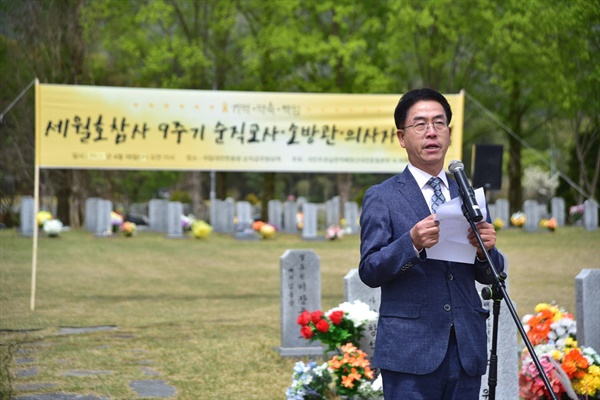 김초원 선생님의 아버지이신 김성욱님이 2학년 3반 아이들의 이름을 하나하나 부르고 있다.