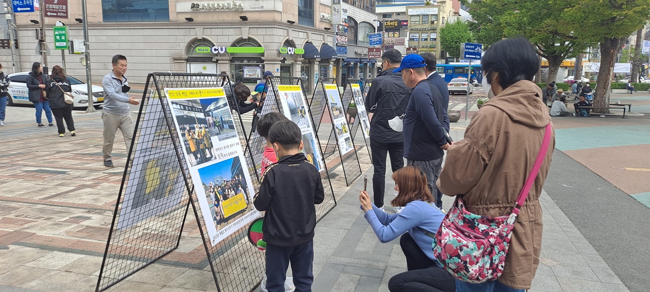 세월호 9주기 아산시민단체협의회에서 전시한 사진을 보고 있는 시민들 