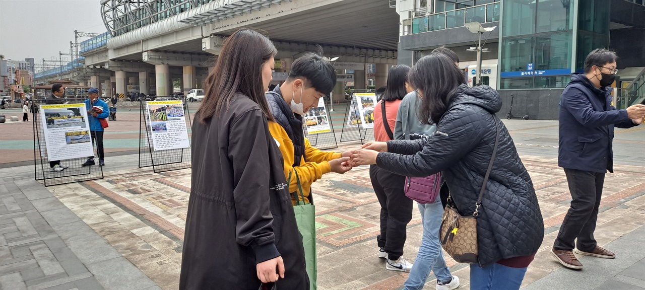 아산시시민단체협의회 회원이 시민들에게 세월호 노란 리본을 나누어 주고 있다. 