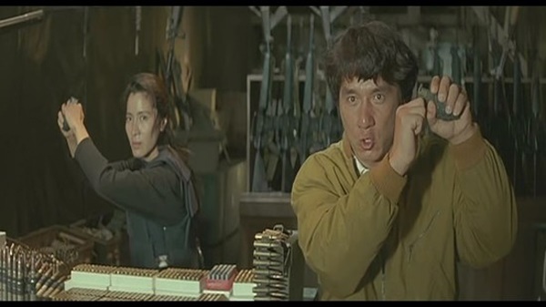  양자경(왼쪽)은 <폴리스 스토리3>에서 홍콩 최고의 액션스타 성룡에게도 뒤지지 않는 액션 퍼포먼스를 선보인다.