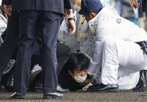 지난 15일 오전 11시 30분께 기시다 후미오 일본 총리가 일본 와카야마현에서 현장 시찰을 마치고 연설을 시작하기 직전 폭발음을 야기시킨 물체를 던진 남성이 체포되고 있다.