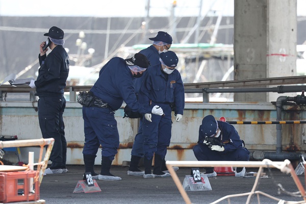 16일 일본 경찰이 전날 폭발물 투척 사건이 발생한 와카야마현 사이카자키 어시장에서 조사를 하고 있다.