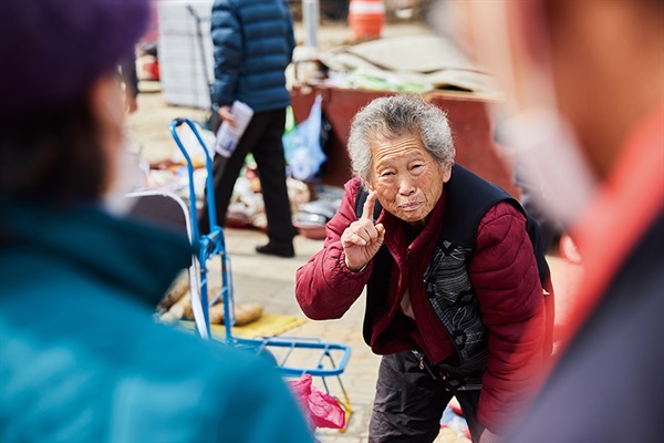  송순임 할머니. “다 주고만 싶어.” 어렵게 살았어도 베풀 줄 아는 그에게서 인간의 숭고함이 느껴진다.