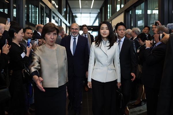 김건희 여사와 카트린 콜로나(Catherine Colonna) 프랑스 외교장관이 15일 오후 서울 서대문구 주한 프랑스 대사관에서 열린 개관식에 참석하고 있다.