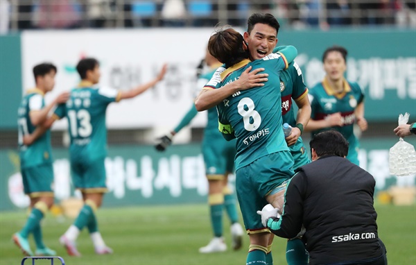 환호하는 대전 16일 대전월드컵경기장에서 열린 2023 프로축구 K리그1 울산 현대와 대전 하나 시티즌의 경기에서 승리한 대전 선수들이 환호하고 있다.