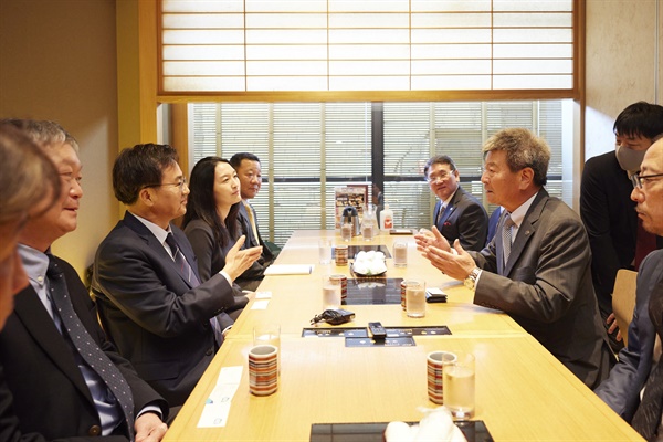  김동연 경기도지사가 17일 오후 이순재 재일민단 가나가와현지부 단장 등 9명과 간담회를 하고 있다.