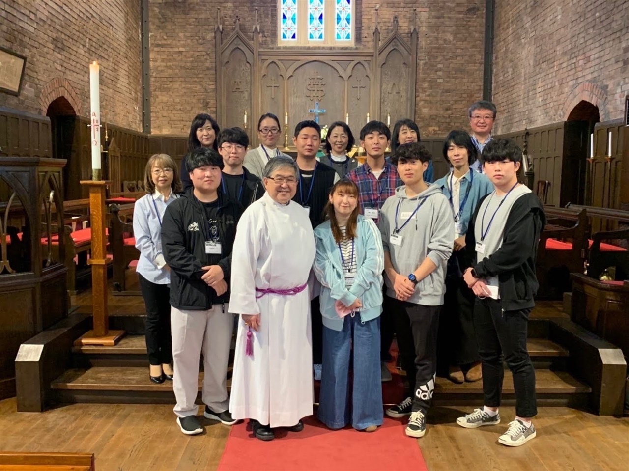 2022년 10월 10일 성공회 오사카 가와구치교회에서 교회를 방문한 한국 청년과 기념 사진을 찍은 이소 하루히소 주교(가운데 흰 사제복).