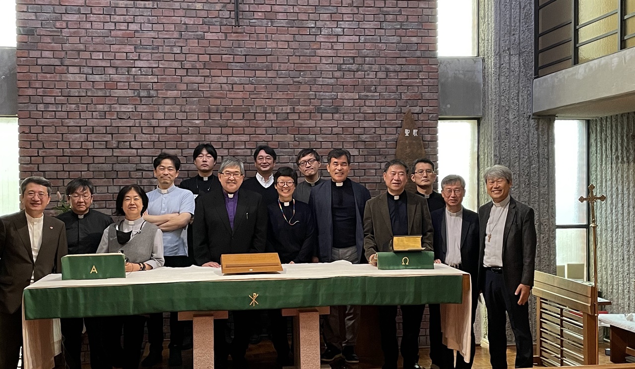 2022년 10월 1일 오사카 조난 기독교회에서 재일본 한국 성공회 출신 성직자회와 함께. 맨 가운데가 이소 하루히사 주교. 왼쪽 끝이 오사카 교구의 유시경 신부. 