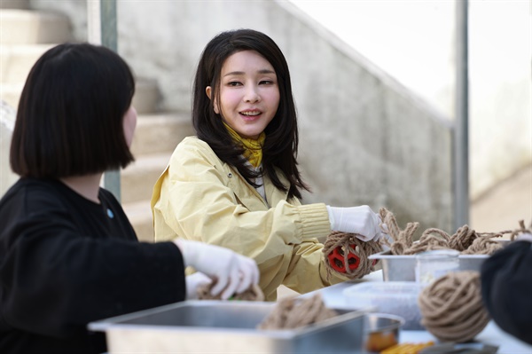 김건희 여사가 17일 충남 예산군 충남야생동물구조센터를 방문해 야생동물 먹이를 준비하고 있다.