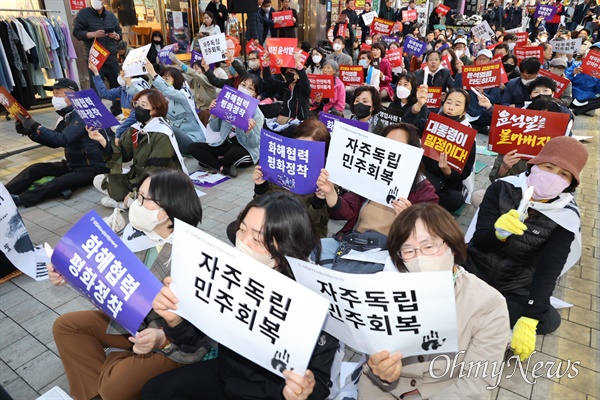 천주교 정의구현전국사제단은 4월 17일 저녁 창원마산 창동사거리에서 "친일매국 검찰독재 윤석열 퇴진, 주권회복을 위한 월요시국기도회"를 열었다.