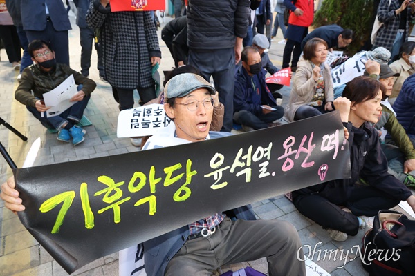  천주교 정의구현전국사제단은 4월 17일 저녁 창원마산 창동사거리에서 "친일매국 검찰독재 윤석열 퇴진, 주권회복을 위한 월요시국기도회"를 열었다.