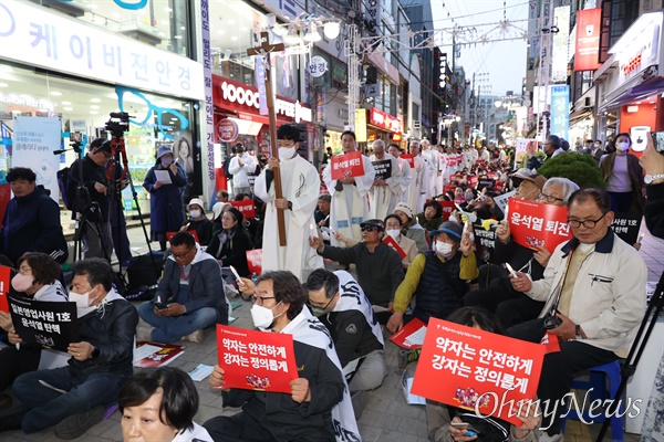  천주교 정의구현전국사제단은 4월 17일 저녁 창원마산 창동사거리에서 "친일매국 검찰독재 윤석열 퇴진, 주권회복을 위한 월요시국기도회"를 열었다.