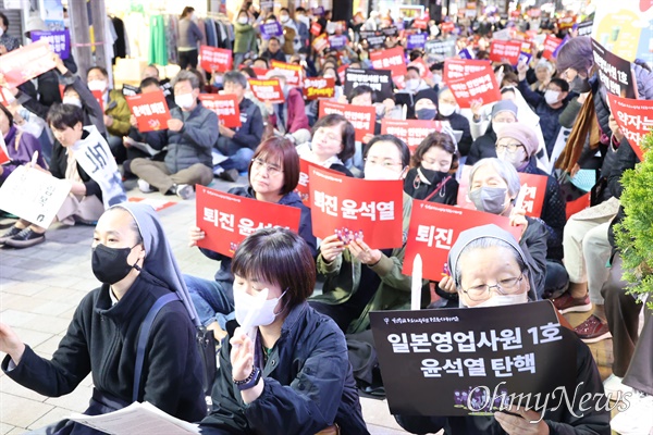  천주교 정의구현전국사제단은 4월 17일 저녁 창원마산 창동사거리에서 "친일매국 검찰독재 윤석열 퇴진, 주권회복을 위한 월요시국기도회"를 열었다.