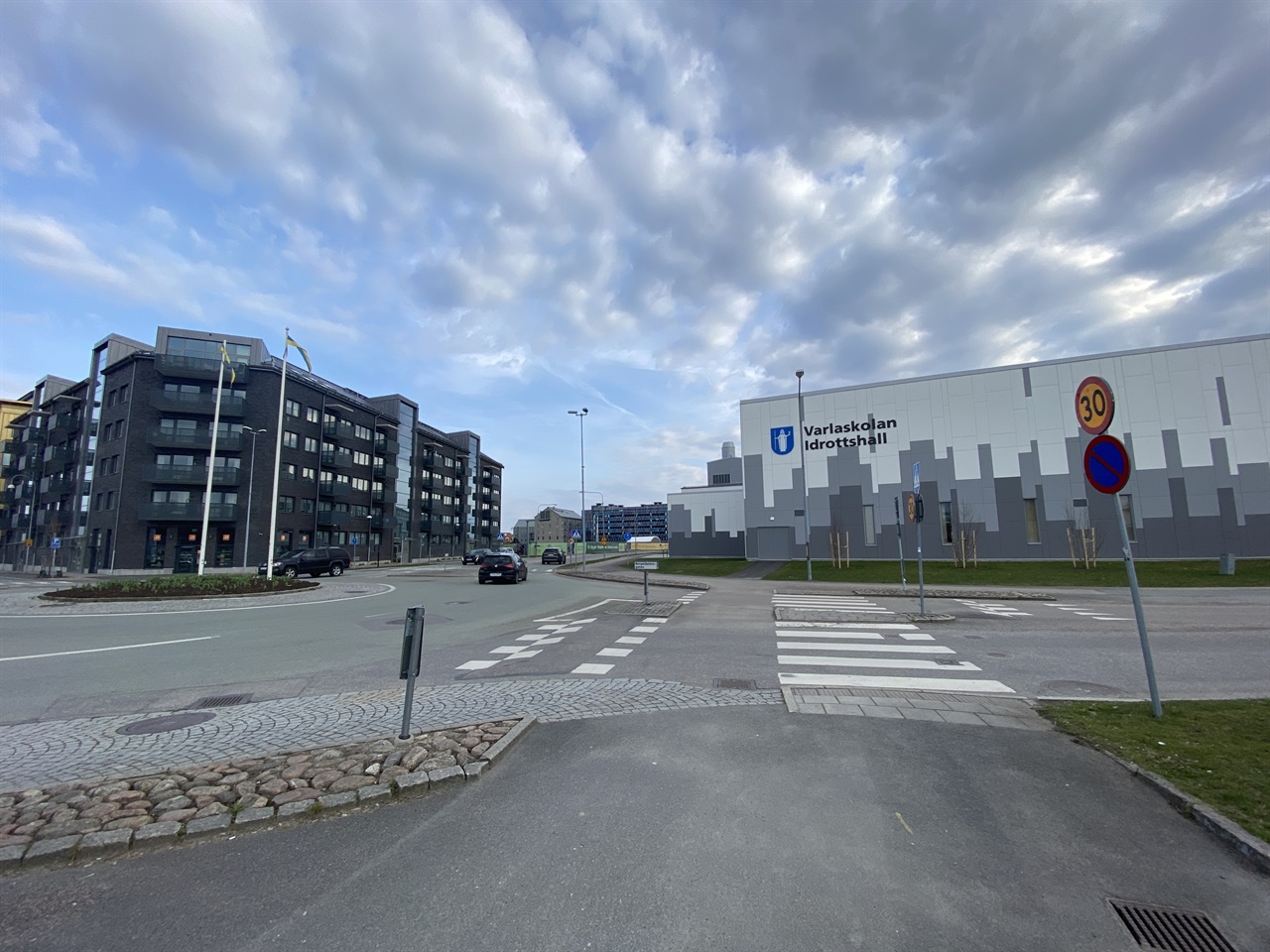 스웨덴 한 초등학교 스쿨존 모습. 30km 속도 제한 표시판과 회전교차로를 볼 수 있다. 