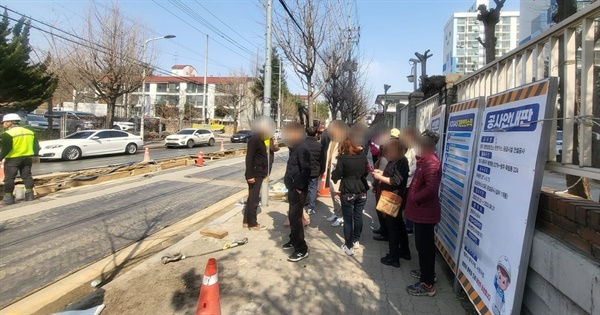  지난 3월 봉명동 일대 아파트 앞 공사 현장에서 주민들이 사전 설명없이 진행된 LNG 가스관 공사에 항의하고 있다. (주민비대위 제공)