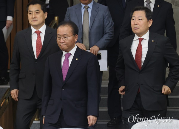  윤재옥 국민의힘 원내대표가 18일 오전 서울 여의도 국회에서 열린 원내대책회의에 참석하고 있다.