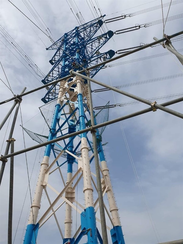 한전은 최근 소들섬으로 열결되는 송전탑에 선로를 연결하는 작업을 진행하고 있다. 