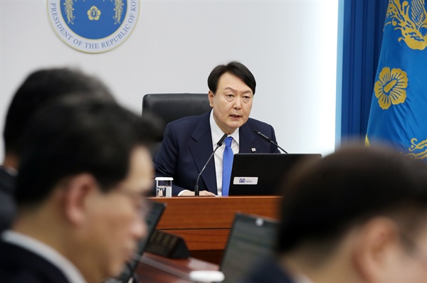  윤석열 대통령이 18일 서울 용산 대통령실 청사에서 열린 국무회의에서 발언하고 있다.