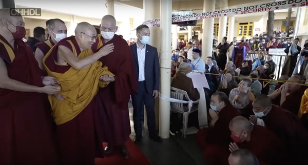 사람들과 인사를 나누는 달라이 라마. 행사는 사진 촬영이 금지되어 있다. 유튜브 영상 캡쳐
