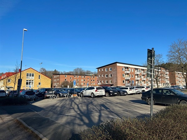 스웨덴의 한 초등학교 옆 주차장. 스웨덴에서 어린이 승하차는 학교에서 떨어진 별도의 공간에서 해야한다. 이를 어길시에는 과태료가 부과된다. 