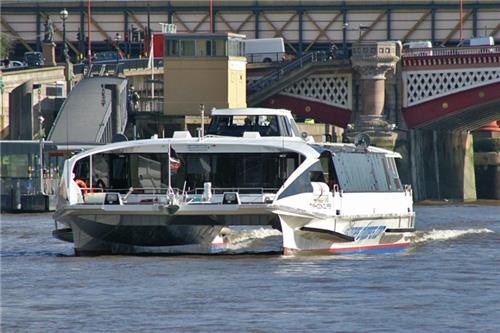 영국 런던 템스강에서 운항하는 '리버버스'