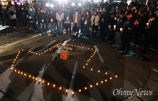  18일 오후 인천 주암역 광장에서 전세사기-깡통전세 피해자전국대책위 주최로 열린 전세사기 피해자 추모제에서 참가자들이 묵념을 하고 있다.