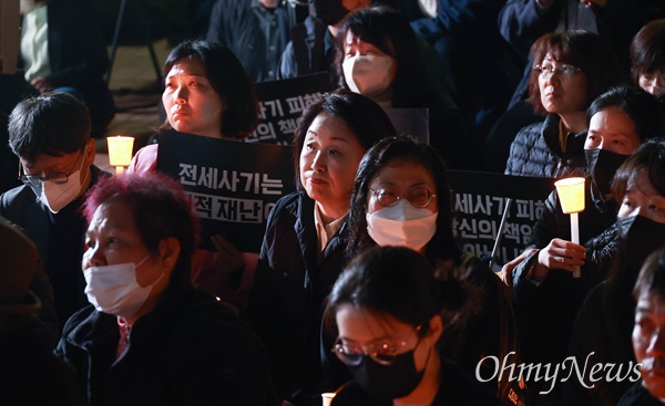  심상정 정의당 의원이 18일 오후 인천 주암역 광장에서 전세사기-깡통전세 피해자전국대책위 주최로 열린 전세사기 피해자 추모제에 참석하고 있다.