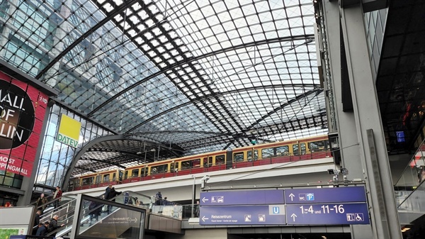 베를린 기차역. 역사 안으로 전철이 다니는 진풍경을 볼 수 있다.