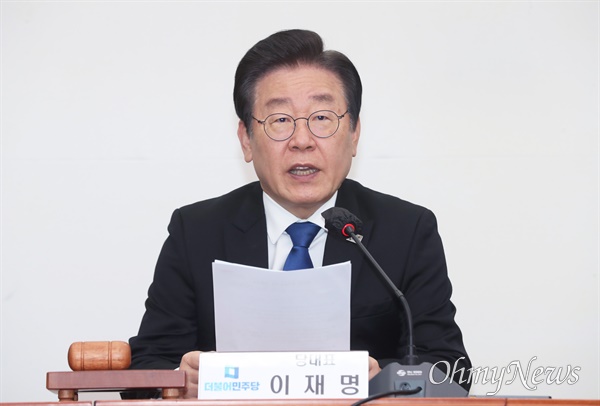 이재명 더불어민주당 대표가 19일 서울 여의도 국회에서 열린 최고위원회의에서 발언하고 있다.
