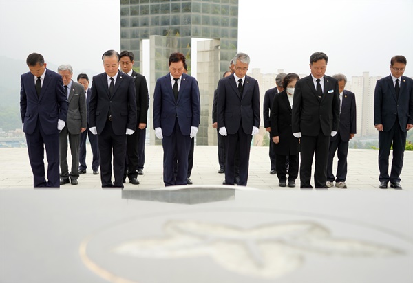  박완수 경상남도지사와 박종훈 경남도교육감은 국립3·15민주묘지를 참배했다.