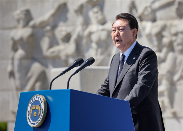 윤석열 대통령이 19일 서울 강북구 수유동 국립4·19민주묘지에서 열린 제63주년 4·19혁명 기념식에서 기념사를 하고 있다.