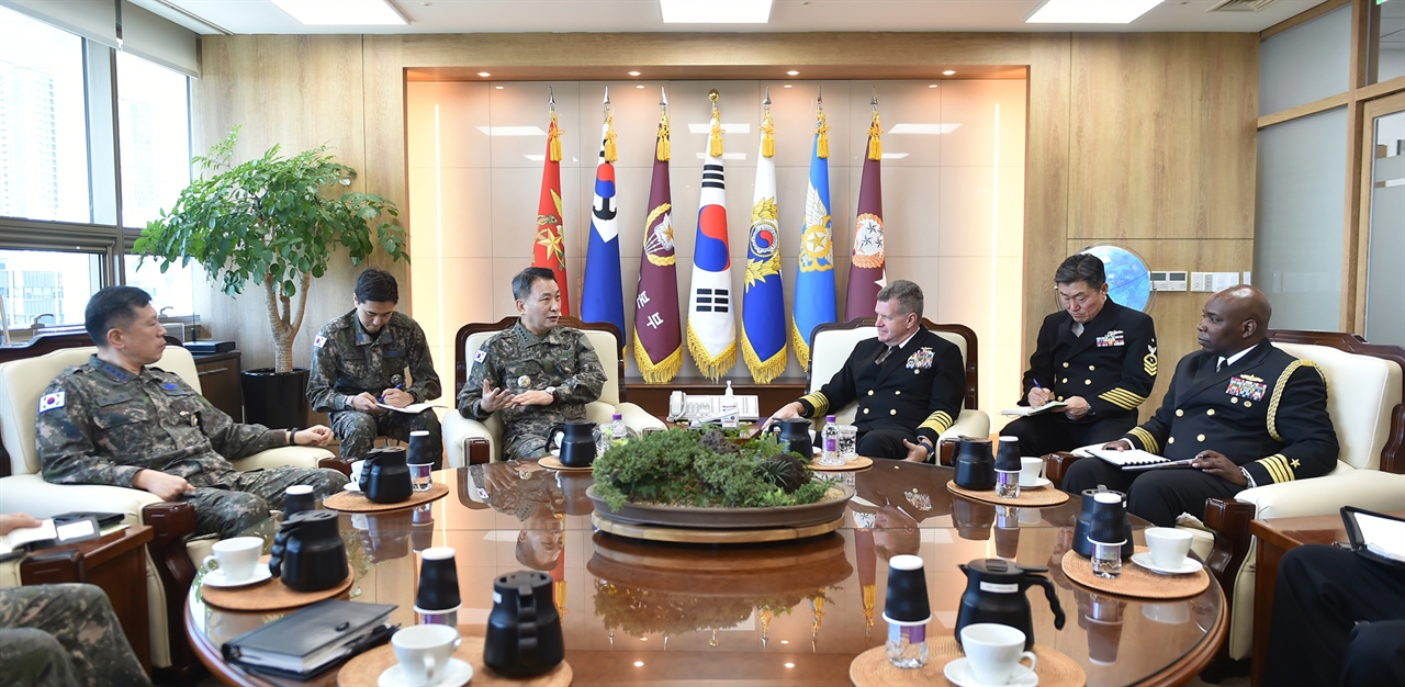  김승겸 합참의장이 19일 서울 용산구 합동참모본부에서 사무엘 파파로 미 태평양함대사령관을 접견하여 북한의 핵·미사일 위협 등 역내 안보정세에 대해 평가하고, 한미공조 및 상호 협력증진 방안에 대해 논의하고 있다. 2023.4.19