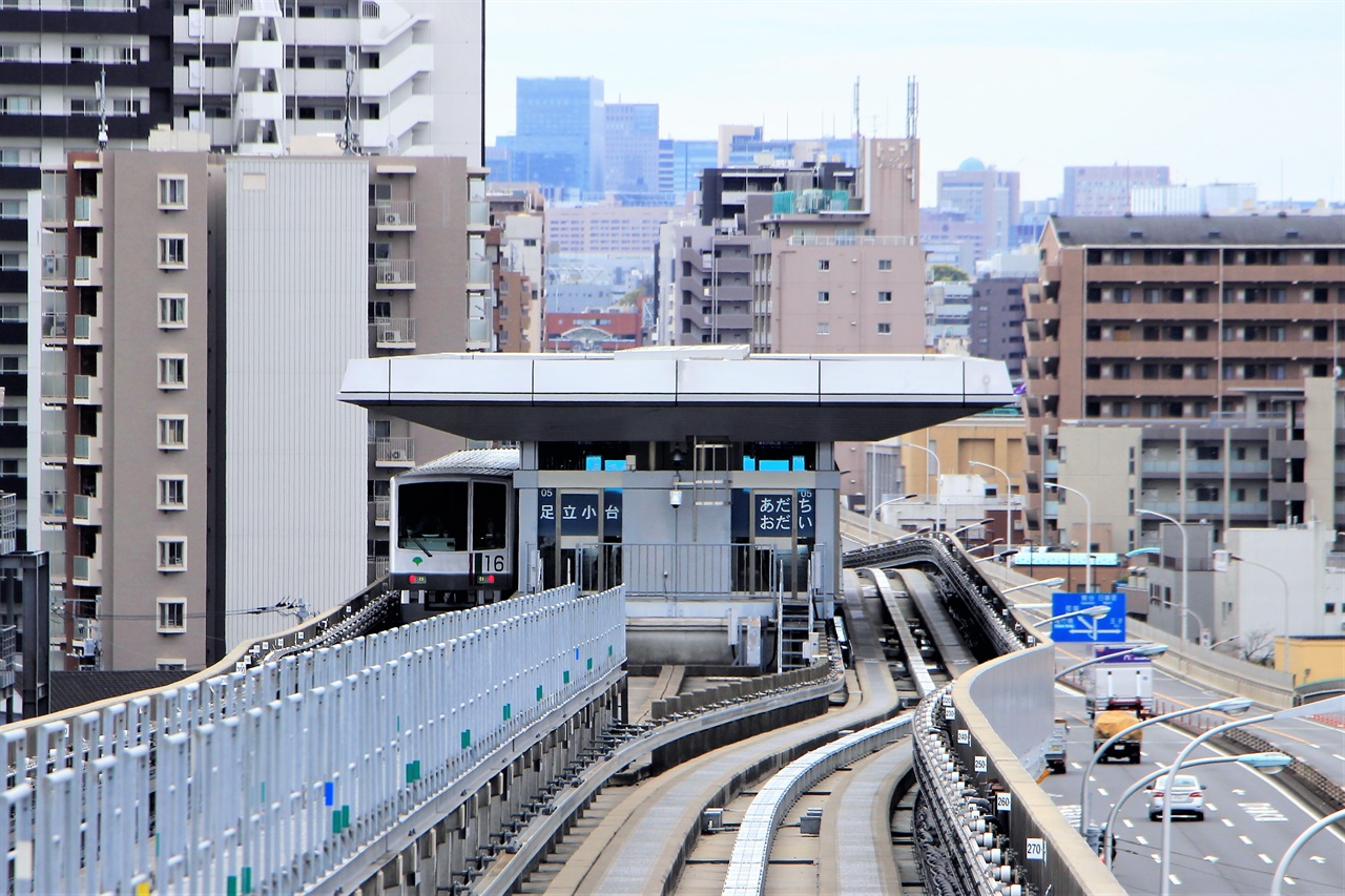 '닛포리·토네리 라이너' 역과 열차의 모습. 역 뒤로 보이는 맨션들이 결국 '잠재적인 이용객'인 셈이다. 