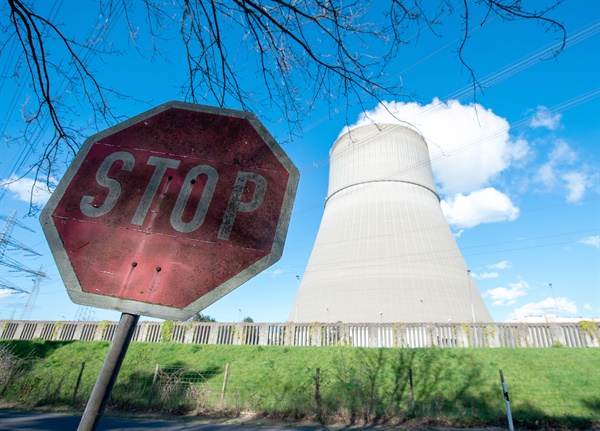 2023년 4월 15일(현지시간) 0시를 기해 독일은 남아있던 세개의 원자력 발전소 가동을 멈췄다. 사진은 독일 니더작센에 있는 엠스란트 원전의 모습.