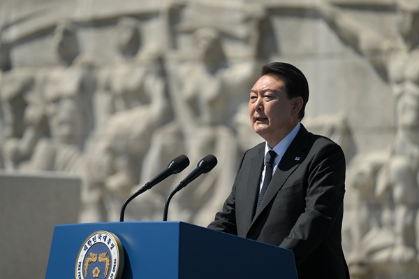 윤석열 대통령이 19일 서울 강북구 국립4.19민주묘지에서 열린 제63회 4.19혁명 기념식에 앞서 기념사를 하고 있다.