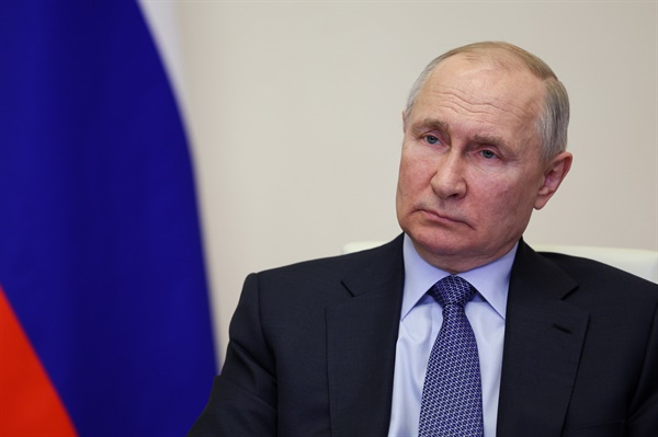4월 19일 블라디미르 푸틴 러시아 대통령이 관저에서 정부 관리들과 화상 연결을 통해 회의를 하고 있다.