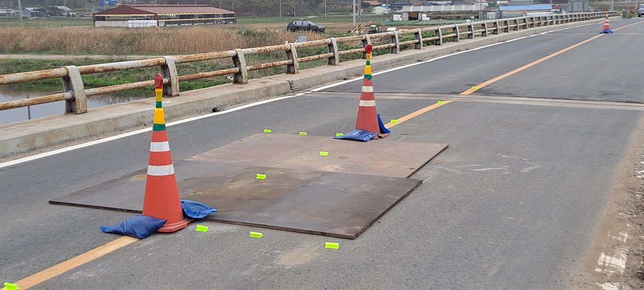 지난 19일 홍성군 서부면 와룡교 위에  싱크홀이 발생해 철판으로 막아 놓은 상태이다. 