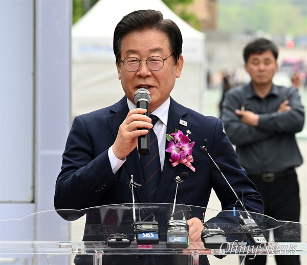 이재명 더불어민주당 대표가 20일 서울 광화문광장에서 열린 제59회 한국보도사진전 개막식에서 축사를 하고 있다. 