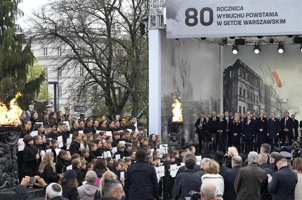 19일(현지시간) 폴란드 바르샤바에서 열린 '바르샤바 게토 봉기' 기념식에서 홀로코스트 생존자와 후손들이 바르샤바 게토 봉기 80주년을 기념하고 있다. 무대 앞줄 오른쪽부터 안제이 두다 폴란드 대통령, 아가타 콘하우저 두다 폴란드 영부인, 이츠하크 헤르초그 이스라엘 대통령, 미하엘 헤르초그 이스라엘 영부인, 프랑크 발터 슈타인마이어 독일 대통령, 엘케 부덴벤더 독일 영부인.