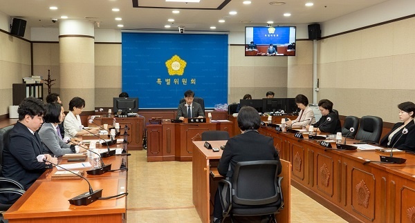 20일 열린 '서울특별시 강남구의회 생활안전 및 환경점검 특별위원회' 회의 모습.