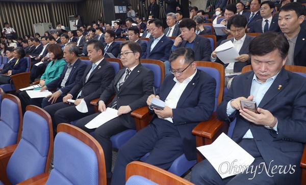 더불어민주당 의원들이 4월 20일 서울 여의도 국회에서 열린 의원총회에 참석해 있다. 