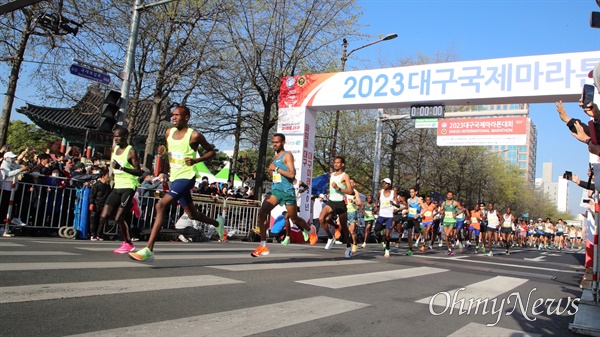  지난 3일 대구 국채보상기념공원에서 열린 대구국제마라톤대회 출발 모습.