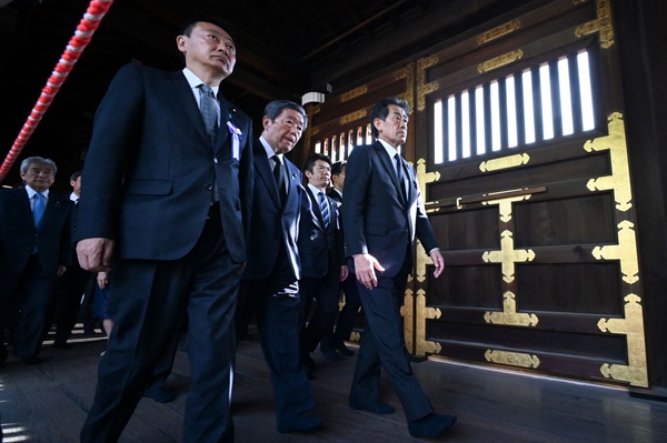 일본 의원들이 2023년 4월 21일 도쿄에서 춘계 예대제 시작을 기념하기 위해 야스쿠니 신사를 참배하고 있다.