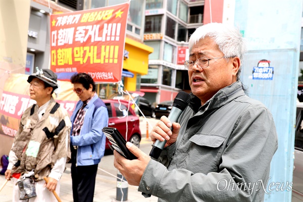 4월 21일 창원 용호문화거리 앞에서 열린 "제45차 금요기후집회". 공명탁 목사.