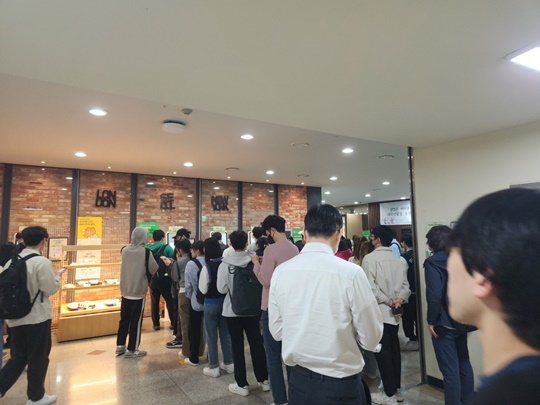 서울 동대문구 경희대학교 학생들이 학식을 먹기 위해 길게 줄을 서고 있다.
