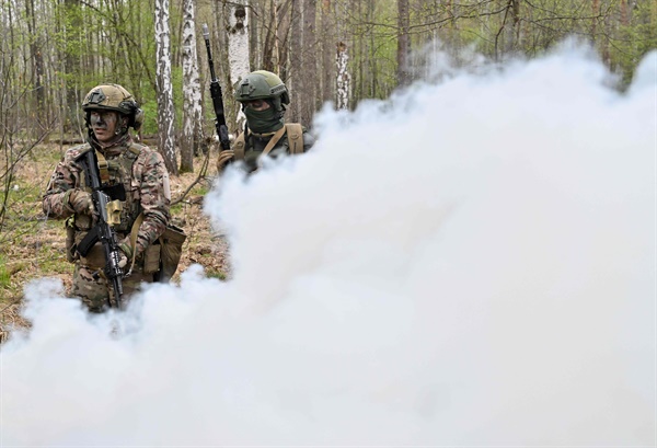 우크라이나 군인들이 2023년 4월 20일 키이우 외곽에서 군사훈련에 참여하고 있다. 