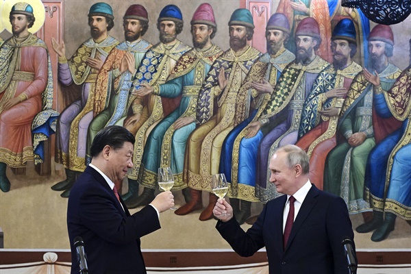 2023년 3월 21일 블라디미르 푸틴 러시아 대통령(오른쪽)과 시진핑 중국 국가주석(왼쪽)이 러시아 모스크바 크렘린궁에서 만찬을 하며 건배하고 있다.